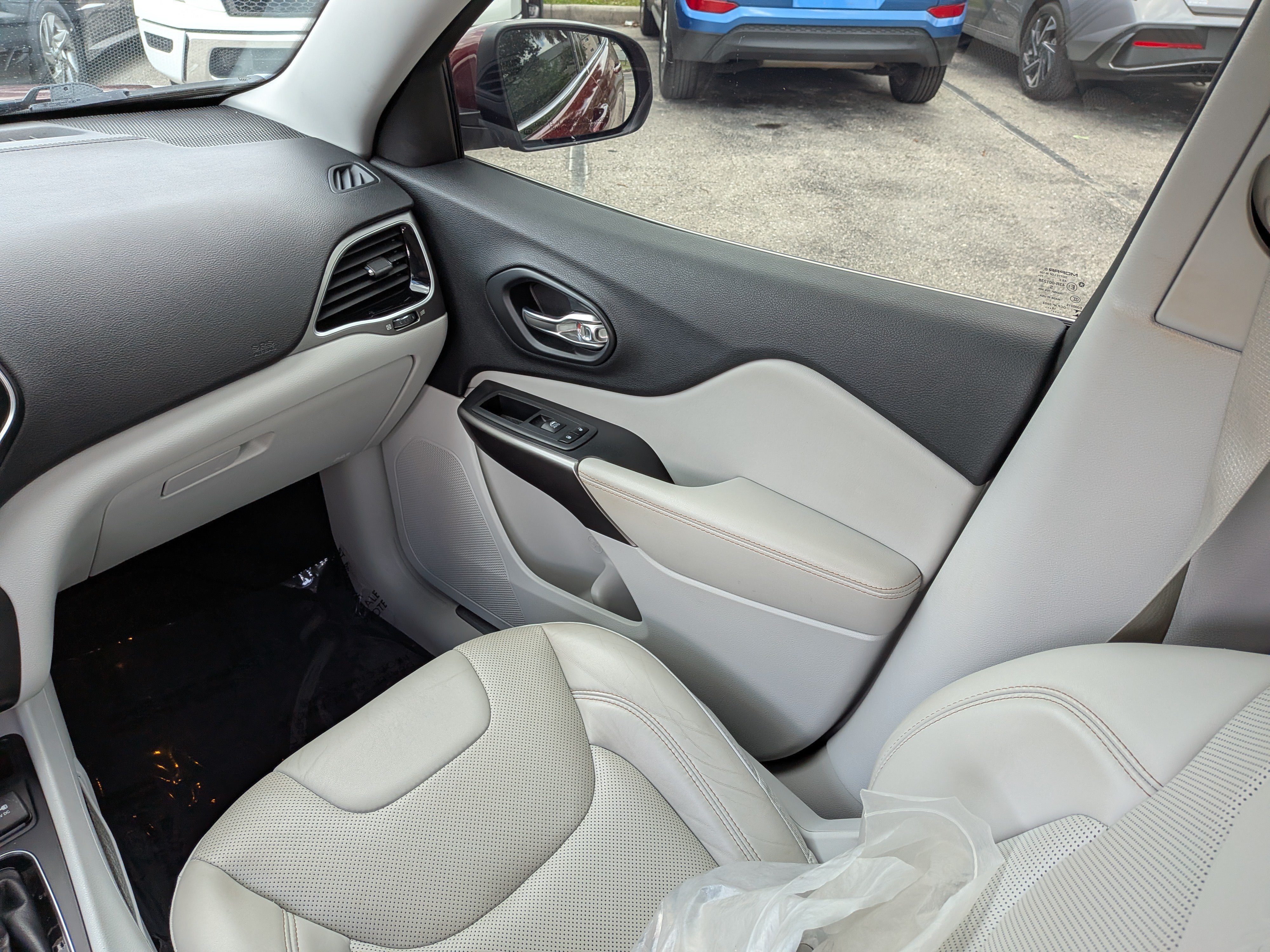 Used 2019 Jeep Cherokee Limited FWD image 19