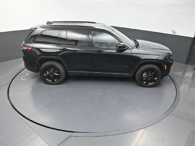 Used 2025 Jeep Grand Cherokee Altitude AWD/4WD image 19