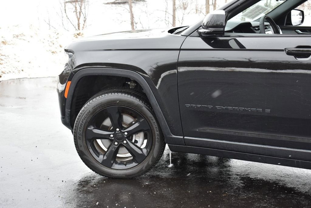 Certified 2024 Jeep Grand Cherokee L Limited w/ Luxury Tech Group II image 9