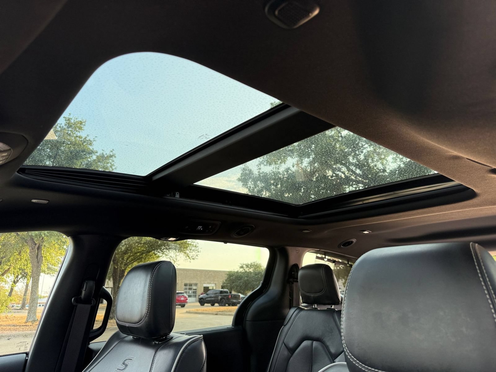 Used 2025 Chrysler Pacifica Limited FWD image 30