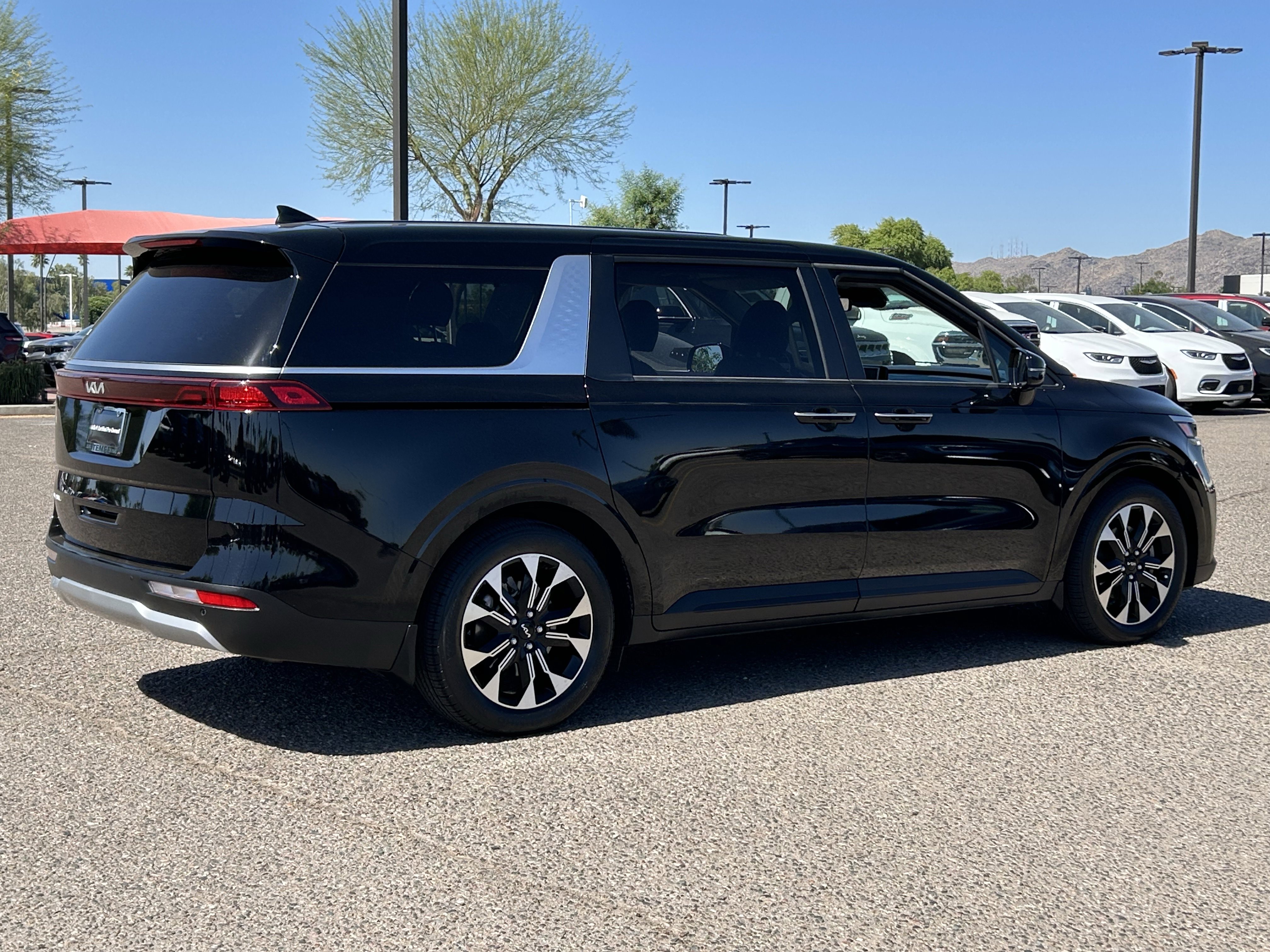 Used 2024 Kia Carnival EX image 5