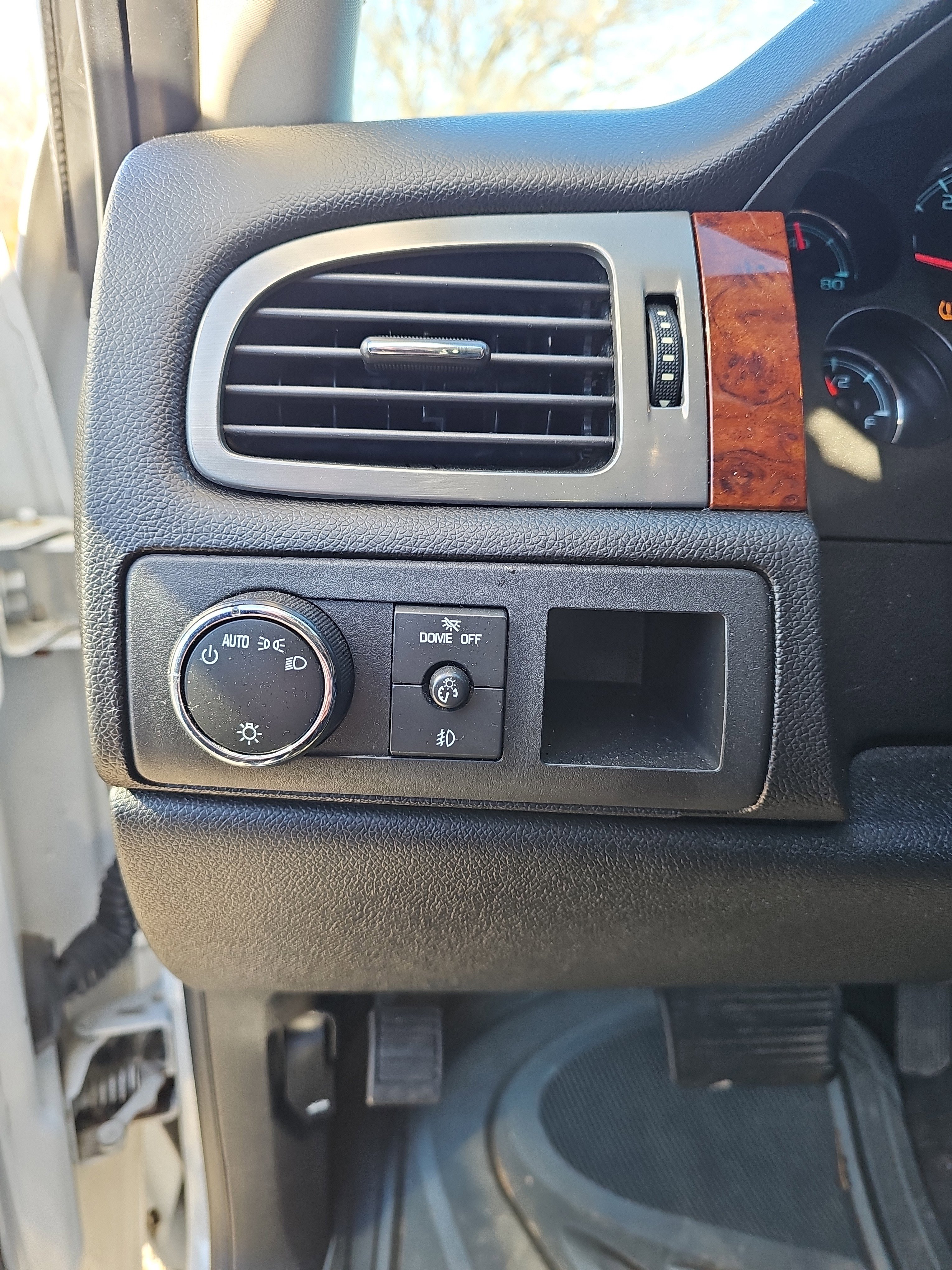 Used 2010 Chevrolet Suburban LT image 21