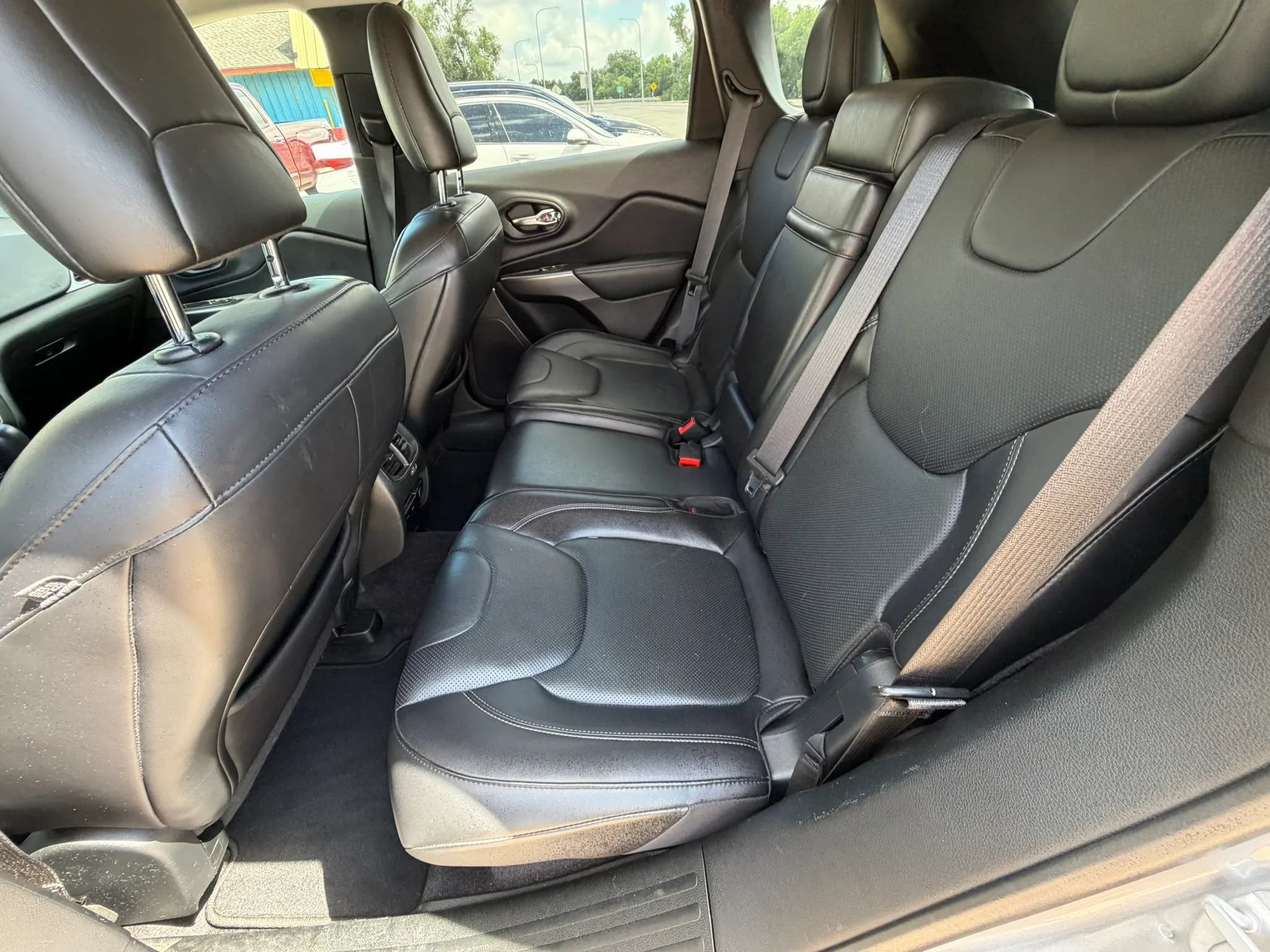 Used 2019 Jeep Cherokee Limited w/ Luxury Group AWD/4WD image 17
