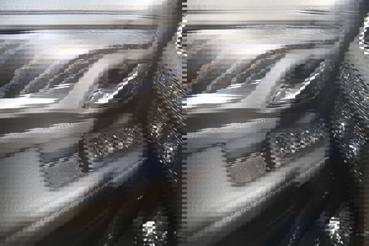 Used 2021 GMC Yukon XL Denali w/ Advanced Technology Package image 32