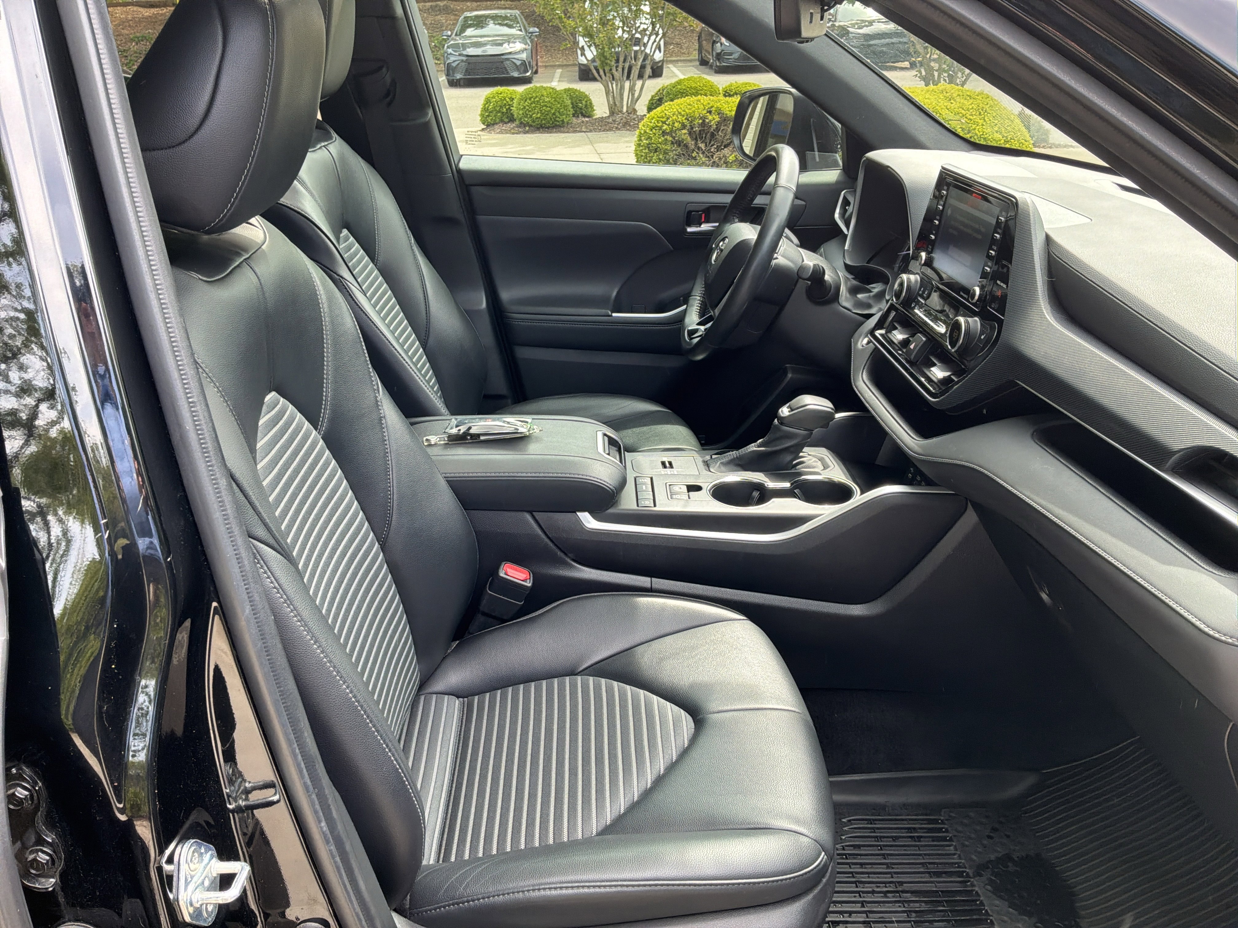 Used 2022 Toyota Highlander XSE FWD image 34