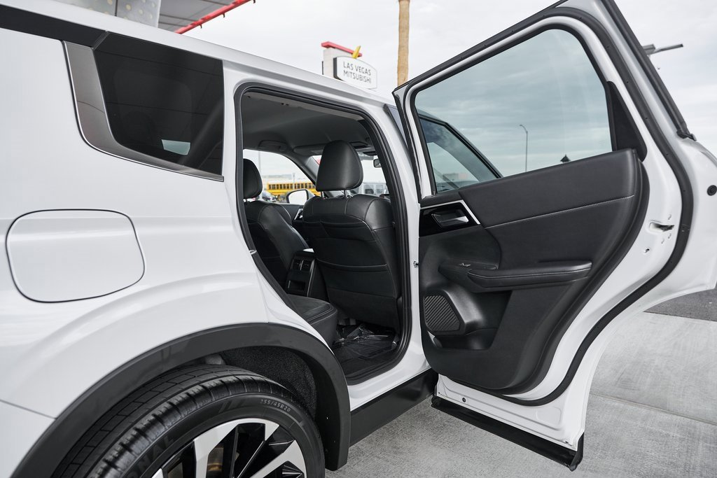 Used 2023 Mitsubishi Outlander SE image 14