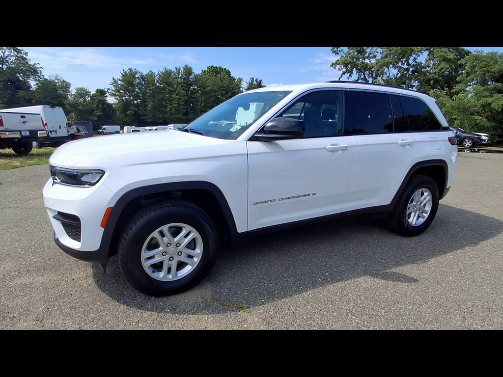 Used 2023 Jeep Grand Cherokee Laredo w/ Luxury Tech Group I AWD/4WD image 4