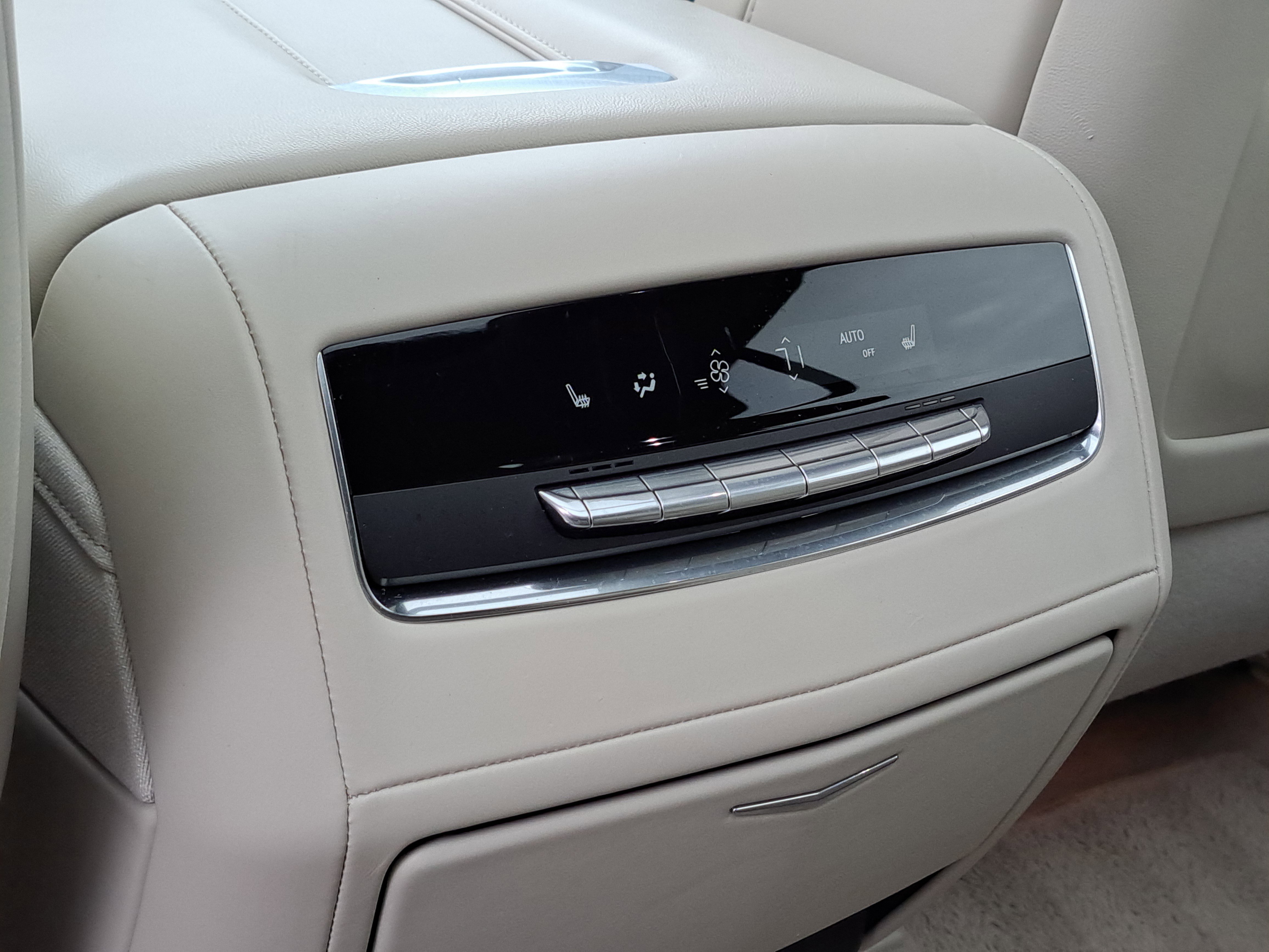 Used 2024 Cadillac Escalade ESV Sport Platinum w/ LPO, ONYX Package image 23