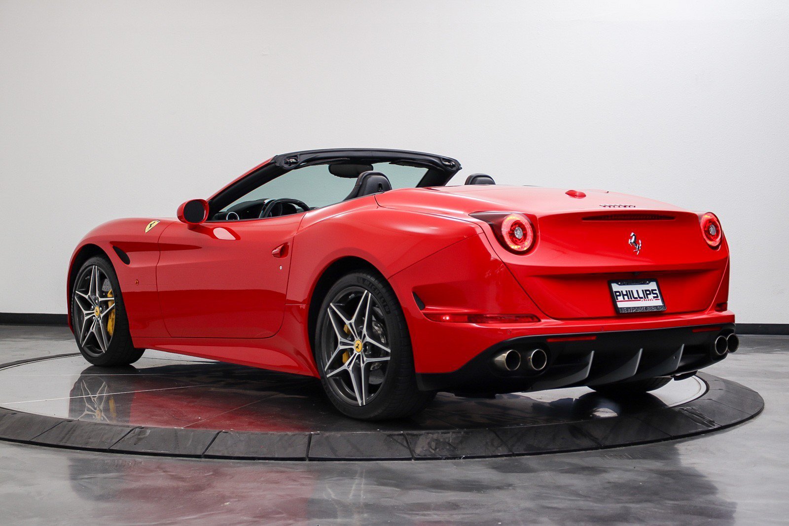 Used 2016 Ferrari California T RWD image 9