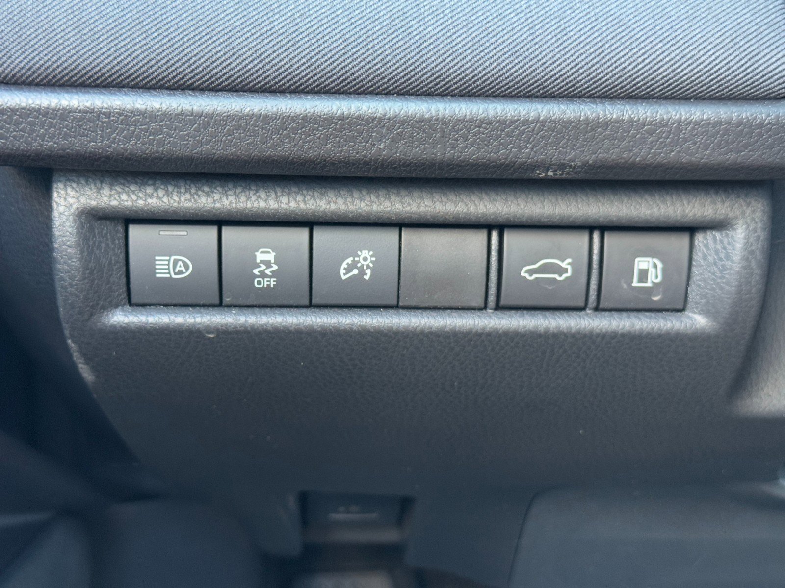 Used 2025 Toyota Camry LE w/ Convenience Package image 15