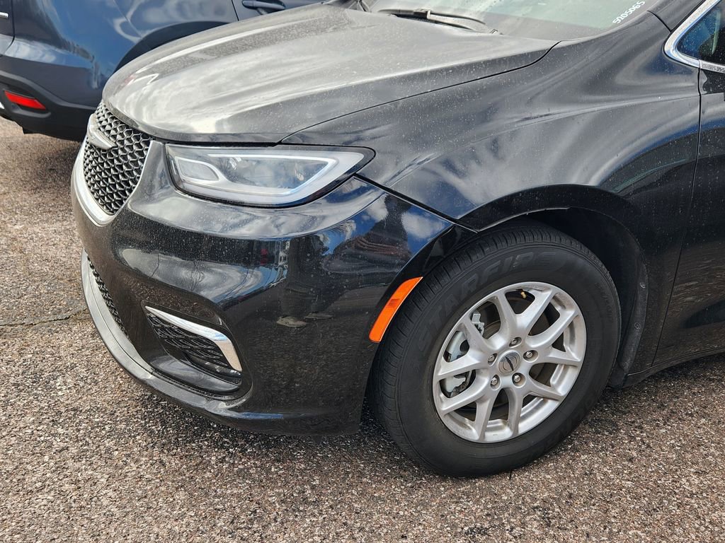 Used 2022 Chrysler Pacifica Touring-L image 6