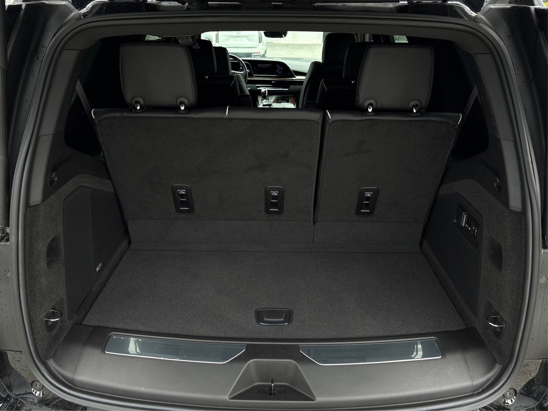 Used 2023 Cadillac Escalade Premium Luxury image 11