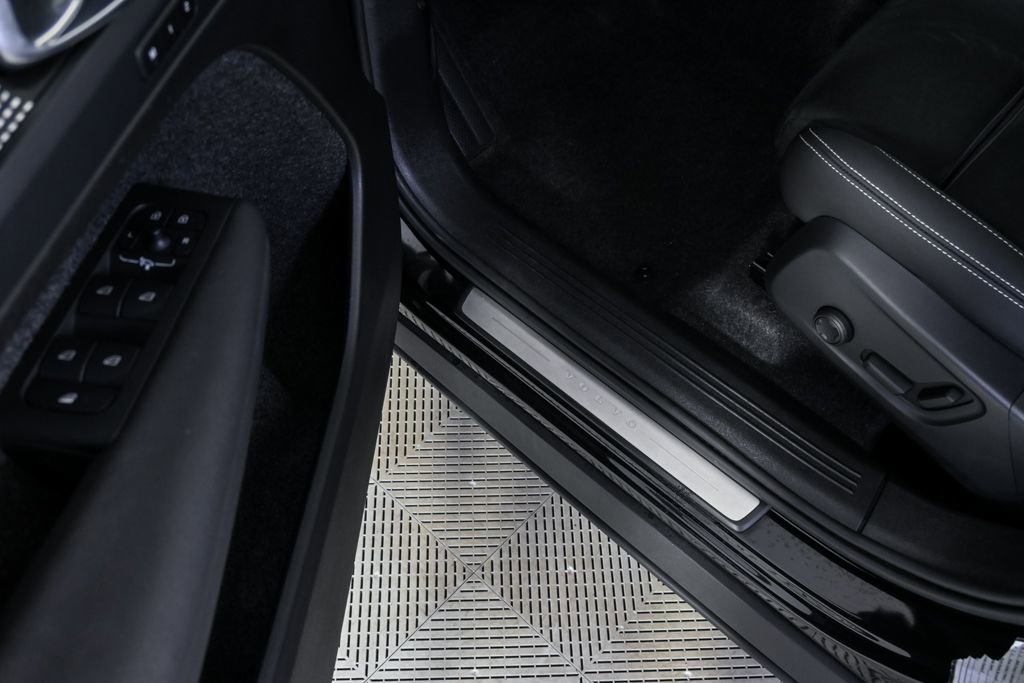 Certified 2025 Volvo XC40 B5 Plus image 9