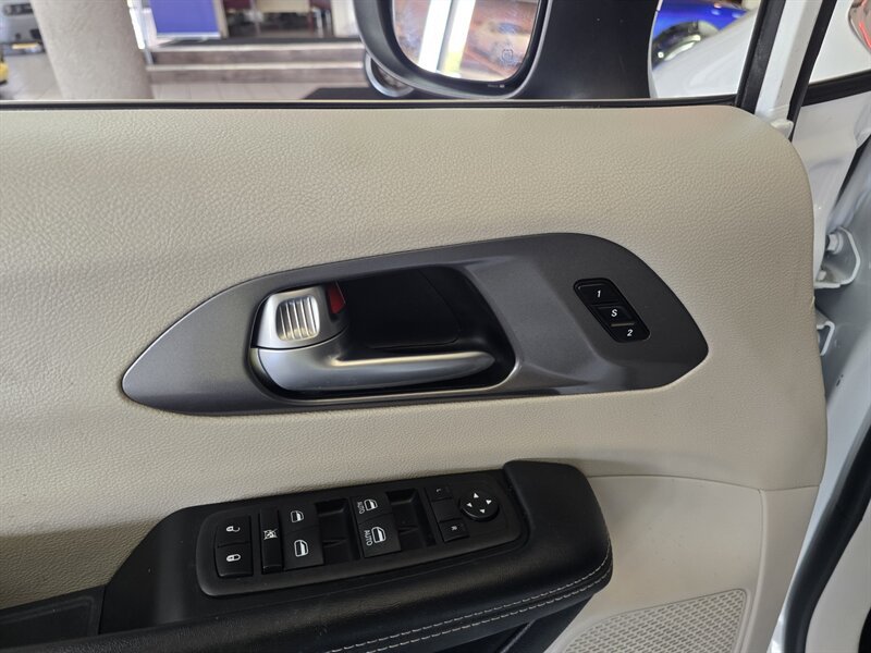 Used 2023 Chrysler Pacifica Touring-L FWD image 31