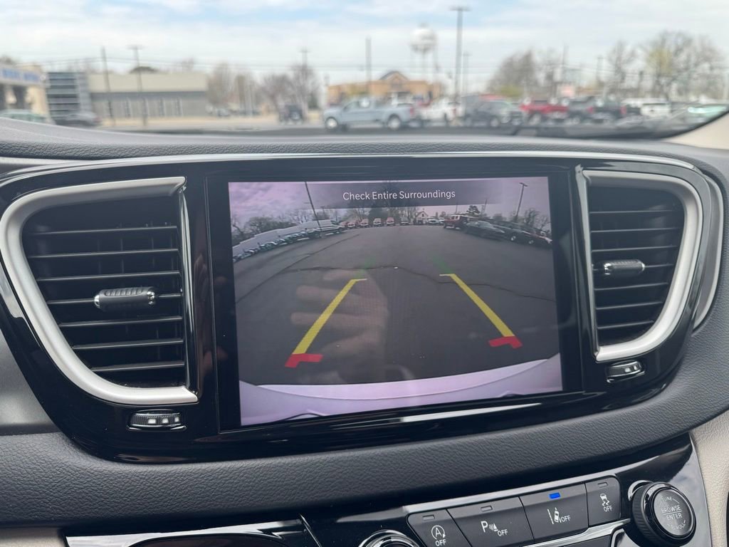 Used 2023 Chrysler Pacifica Touring-L image 11