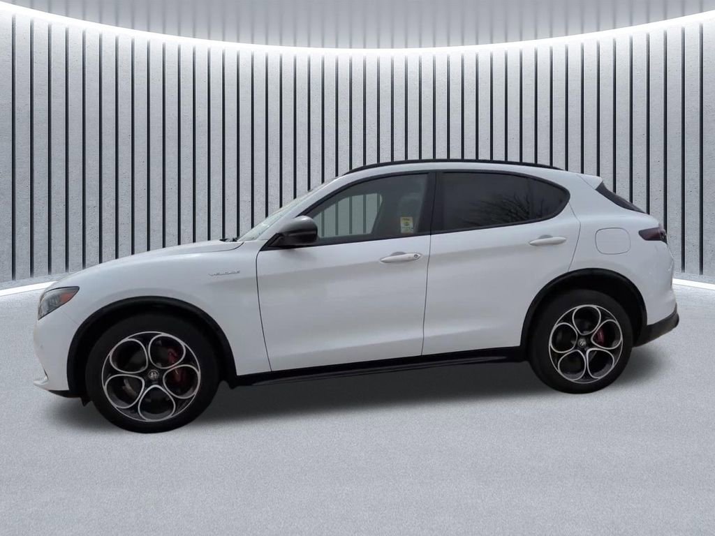 Used 2024 Alfa Romeo Stelvio Veloce image 13