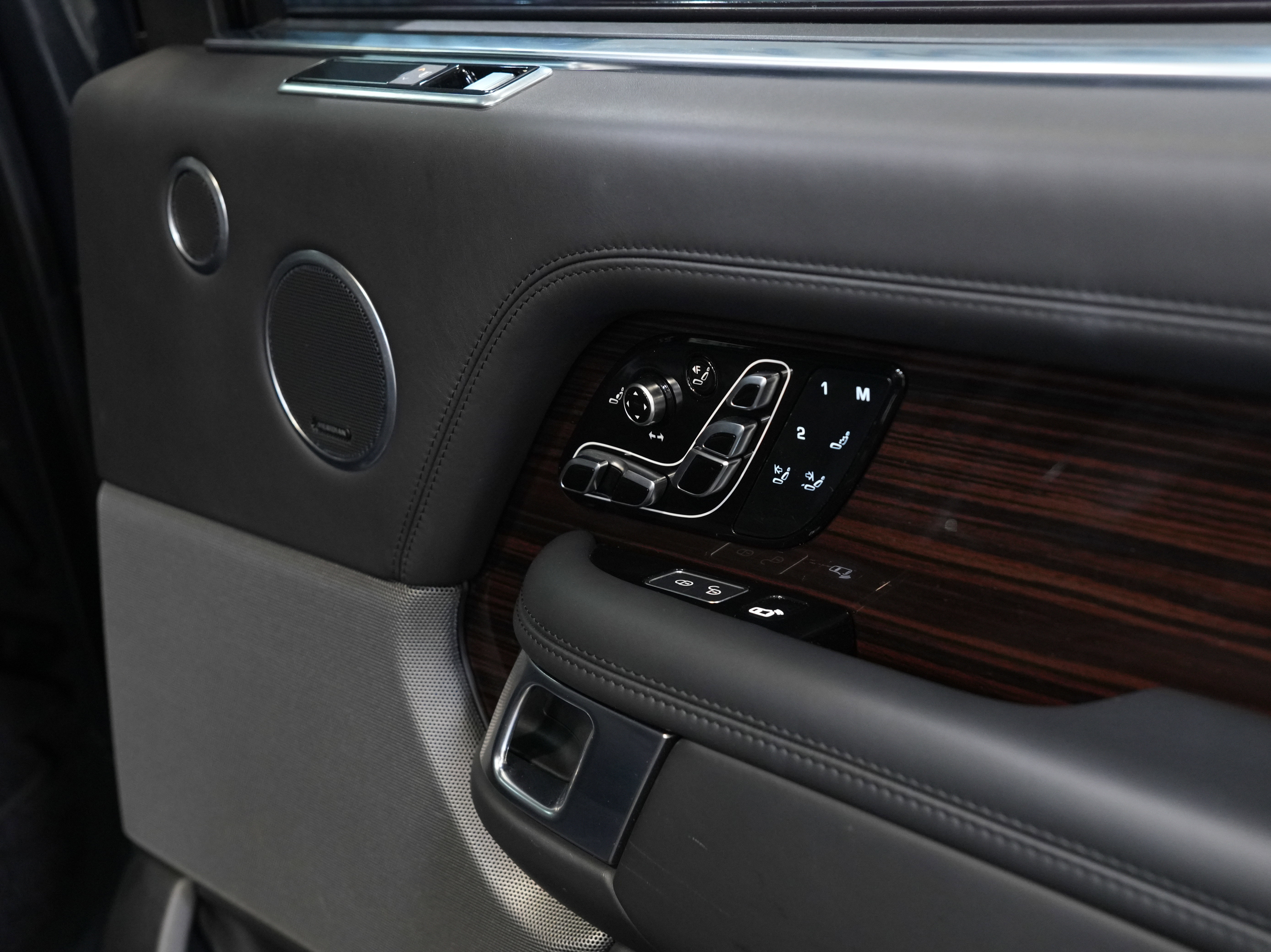 Used 2018 Land Rover Range Rover Long Wheelbase Autobiography image 26