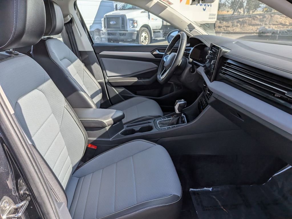 Used 2025 Volkswagen Jetta SE image 30