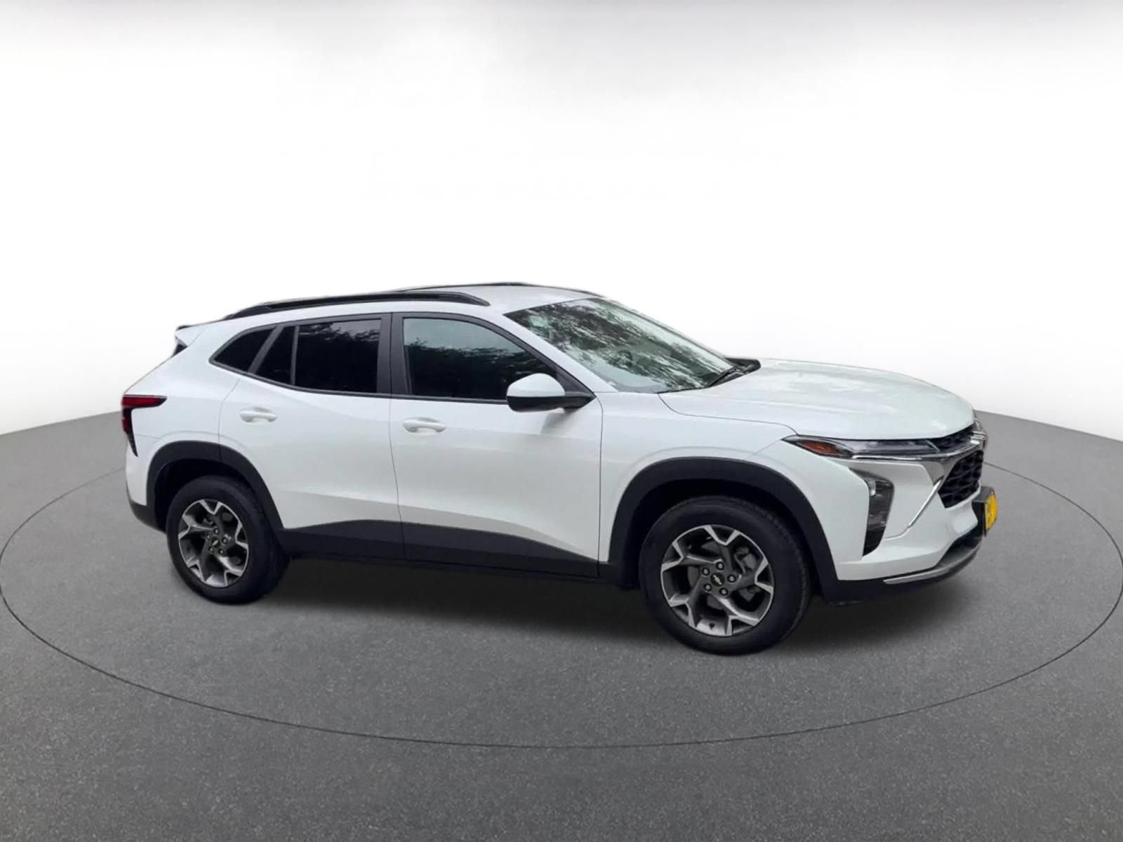 Used 2025 Chevrolet Trax LT FWD image 2