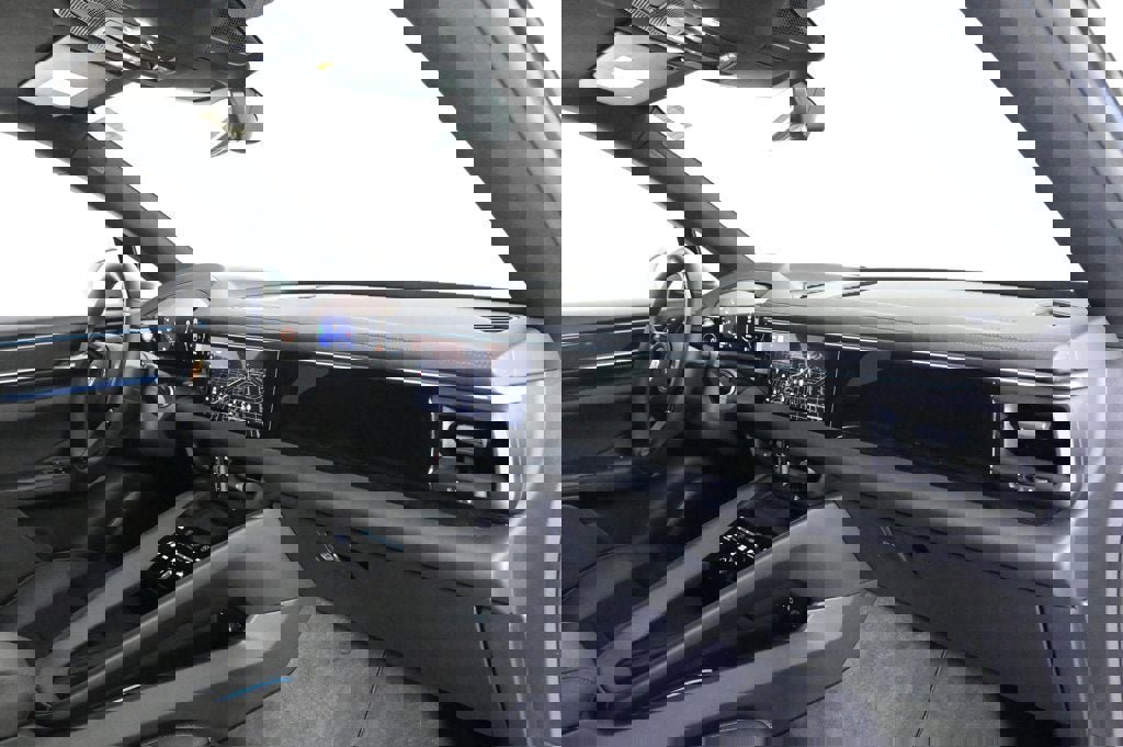 Certified 2025 Porsche Macan Electric image 18