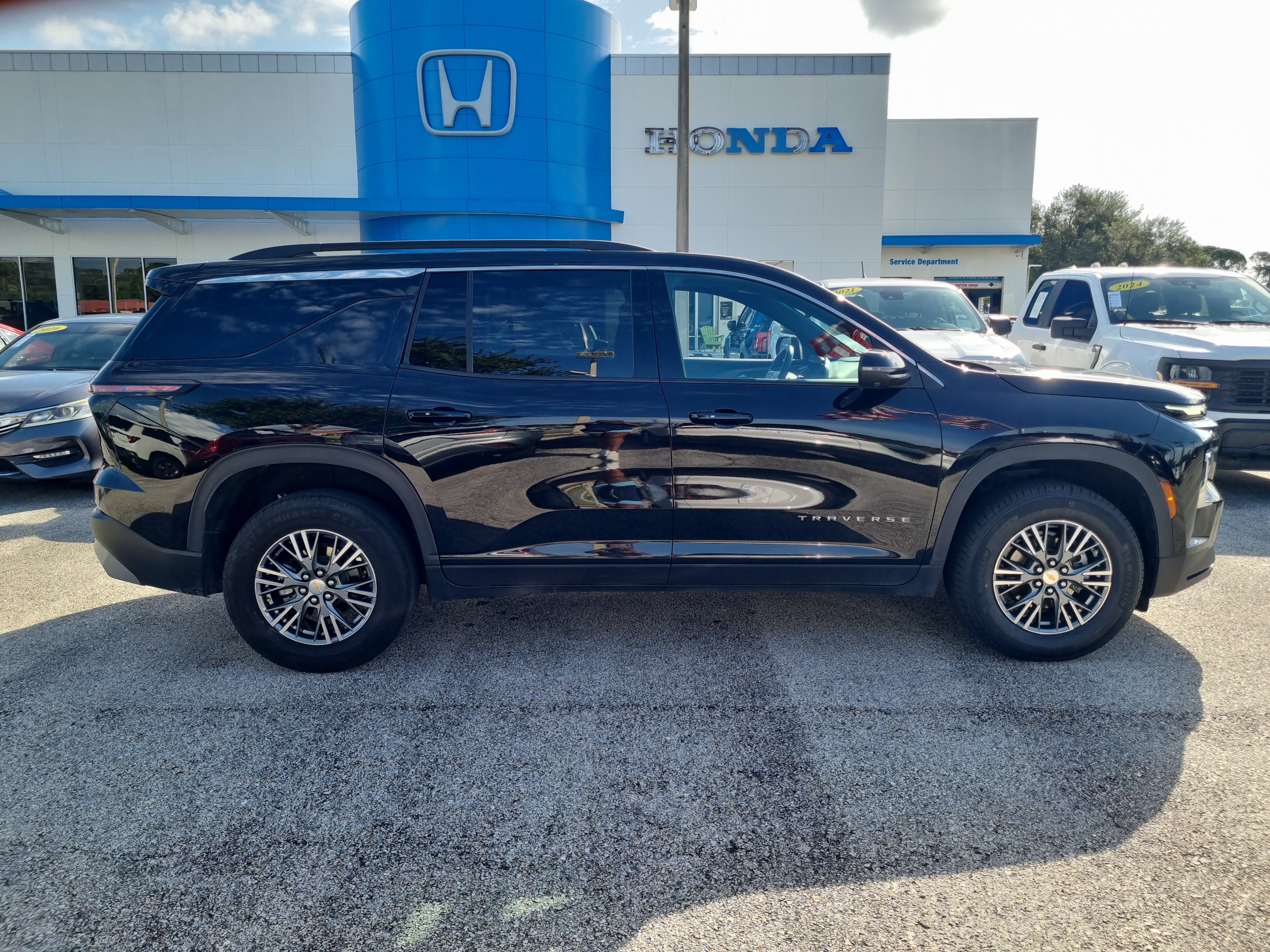 Used 2024 Chevrolet Traverse LT FWD image 8