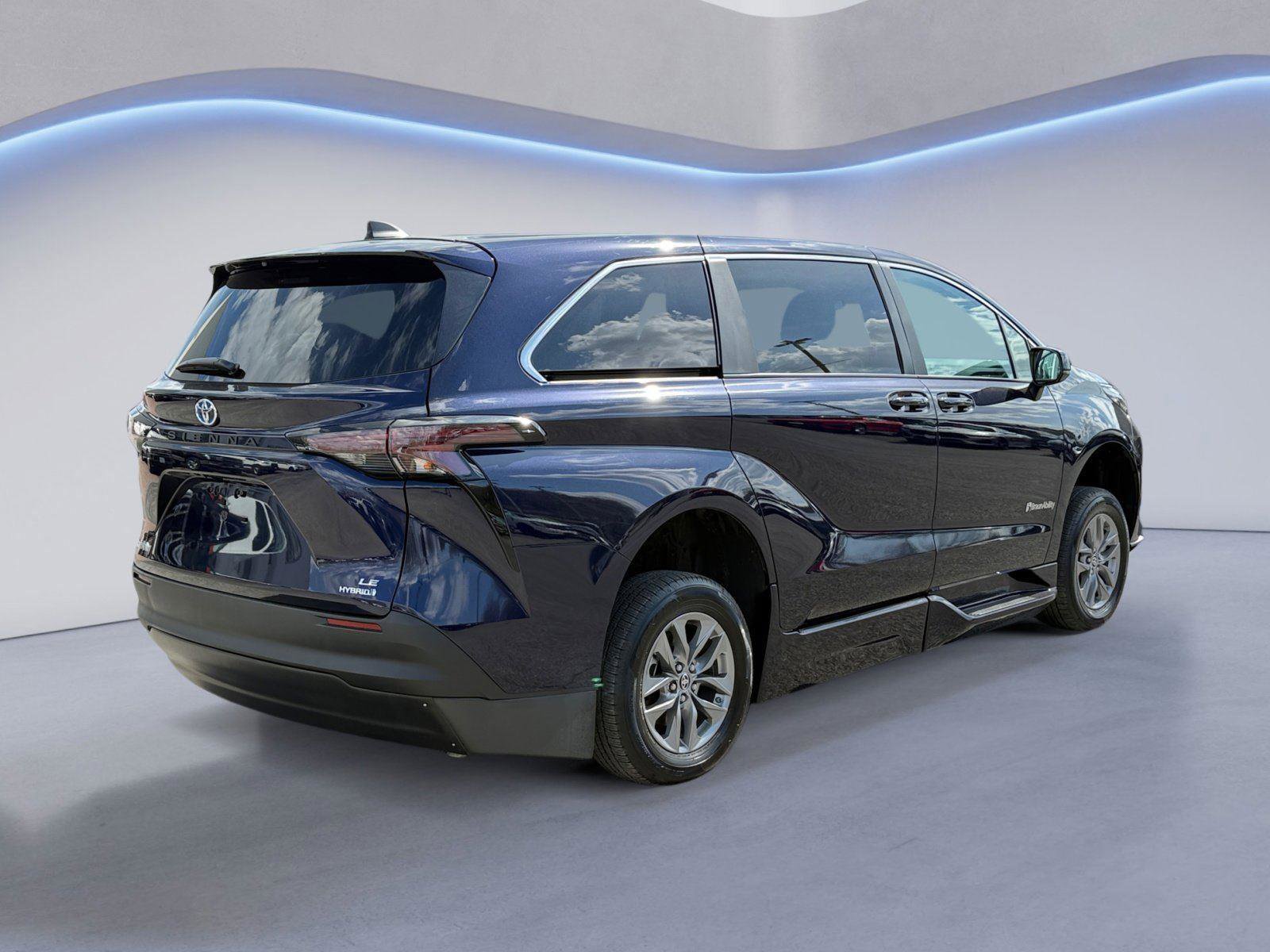 Used 2024 Toyota Sienna LE FWD image 3
