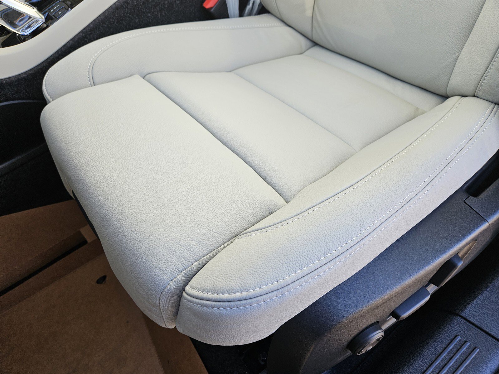 New 2026 Volvo XC40 B4 Plus w/ Climate Package image 8