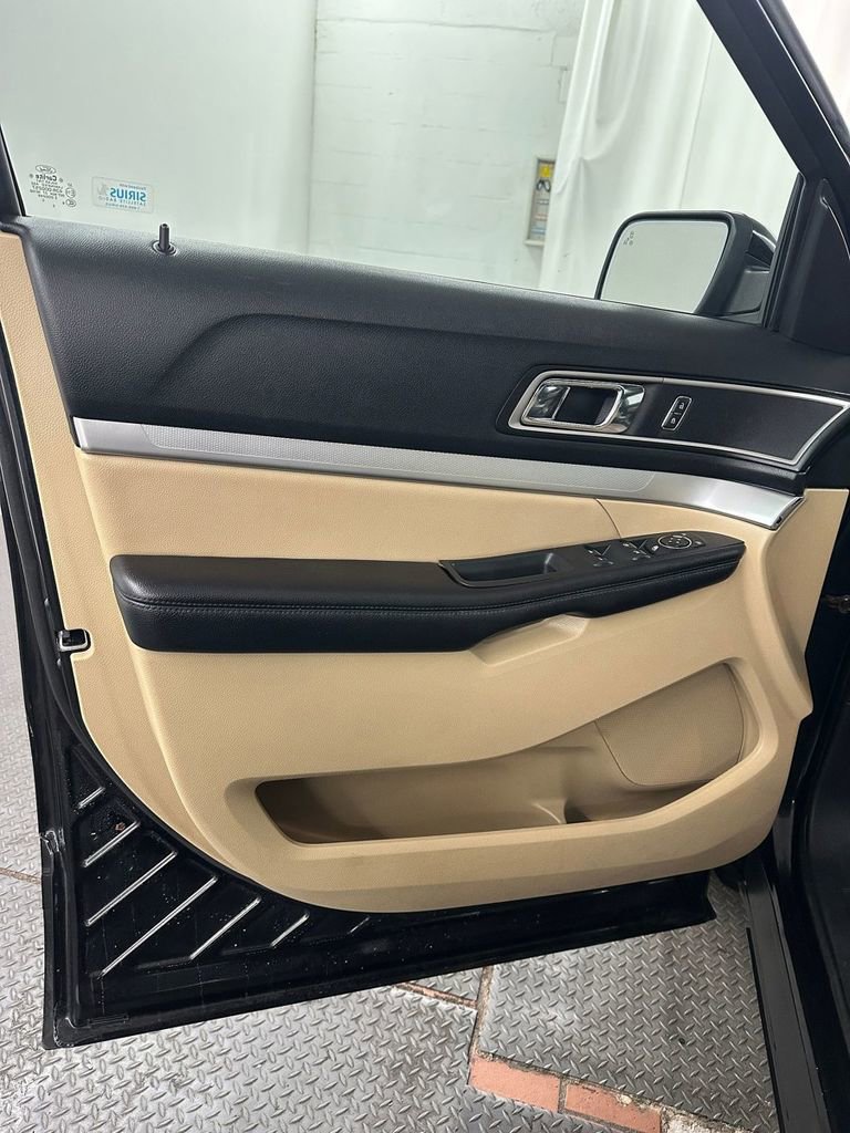 Used 2016 Ford Explorer XLT w/ Equipment Group 202A image 8