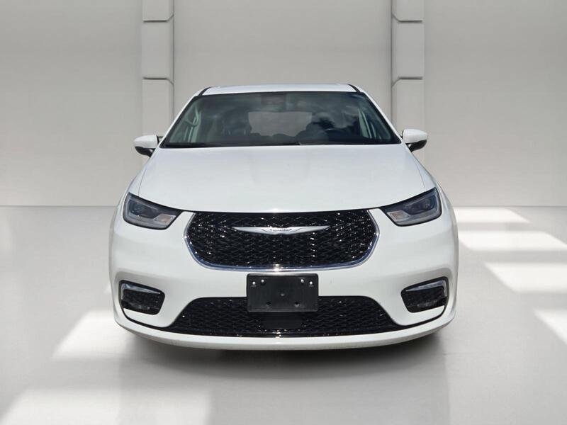 Used 2023 Chrysler Pacifica Touring-L FWD image 8
