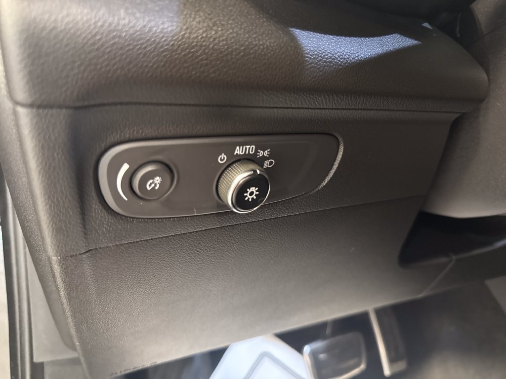 Used 2023 Buick Envision Essence w/ Sport Touring Package FWD image 9