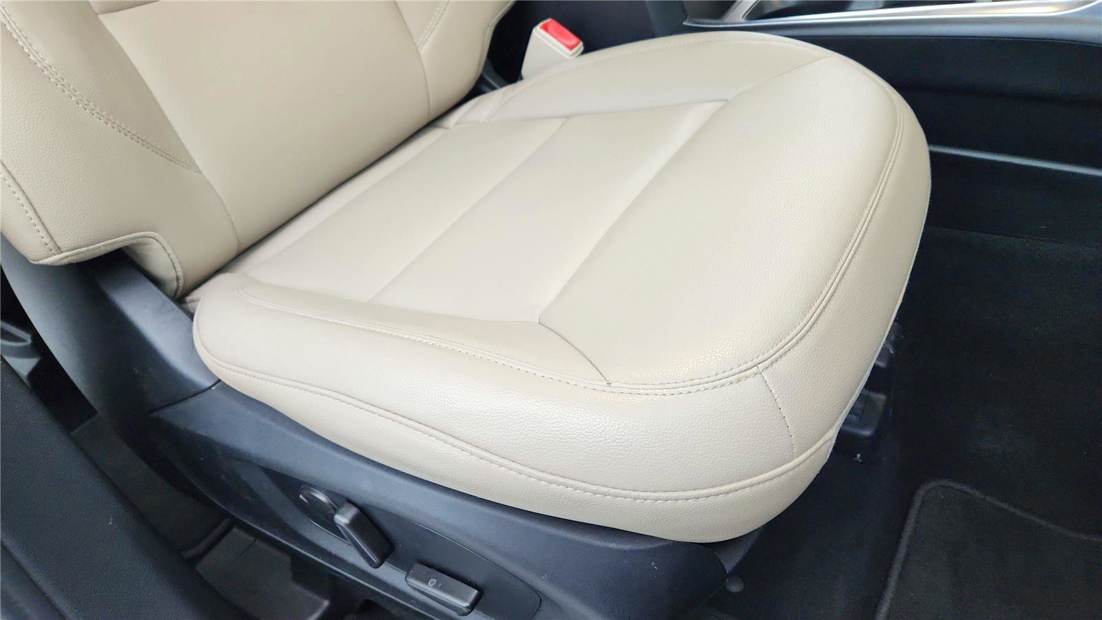 Used 2021 Ford Explorer XLT w/ Equipment Group 202A image 22