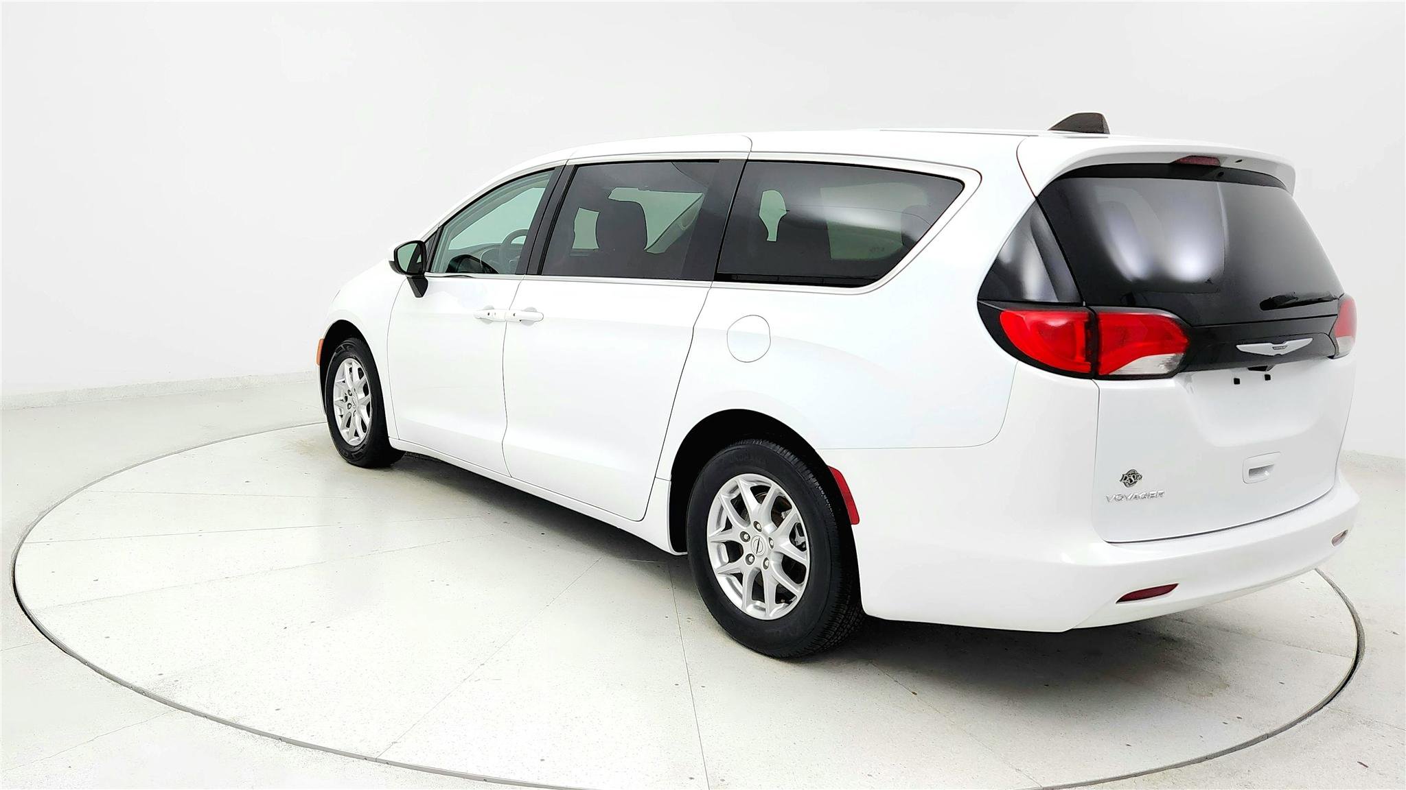 Used 2023 Chrysler Voyager LX FWD image 3
