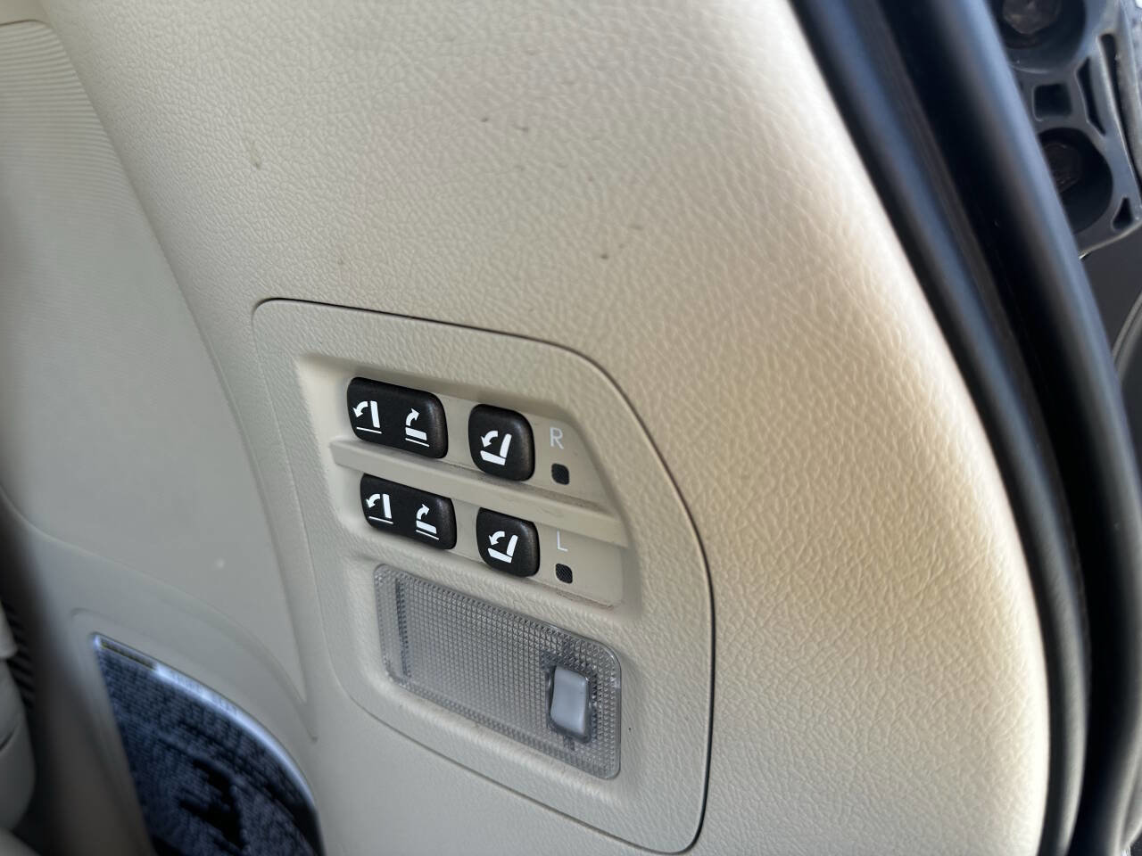 Used 2013 Lexus LX 570 4WD w/ Luxury Pkg image 25