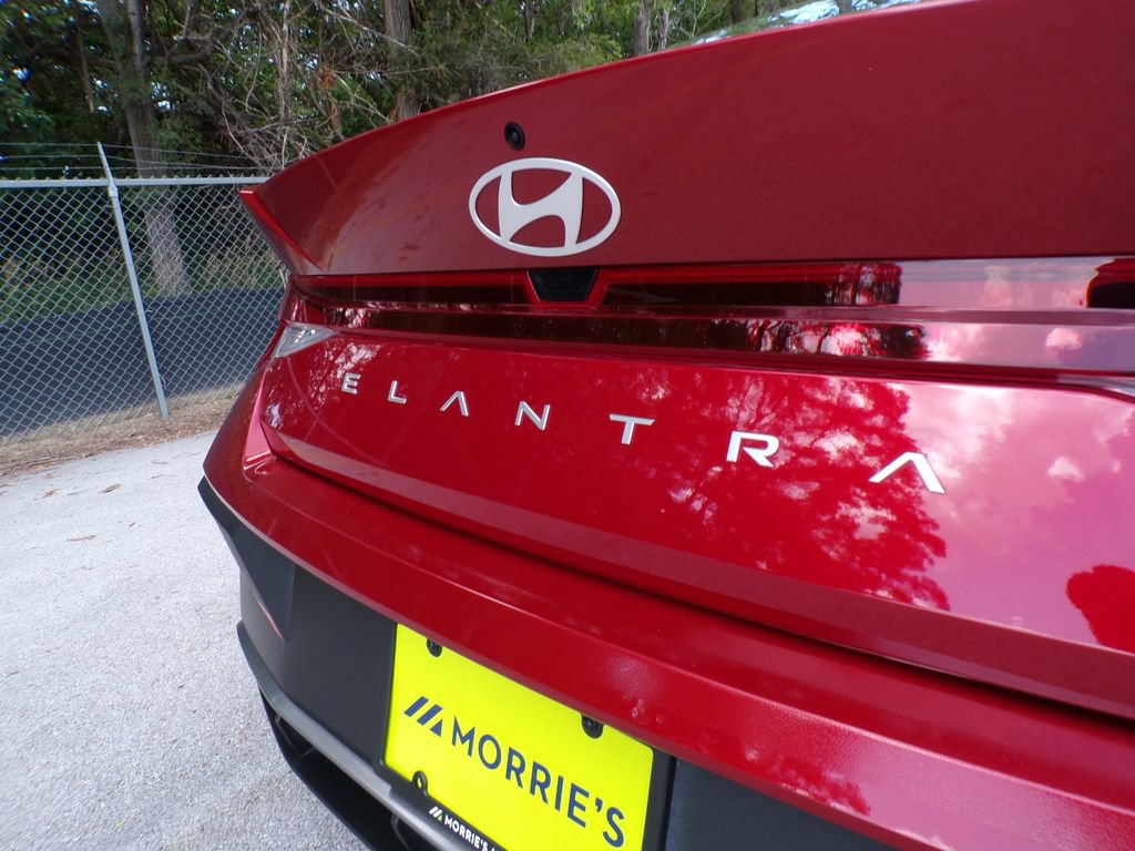 Certified 2025 Hyundai Elantra SE FWD image 15
