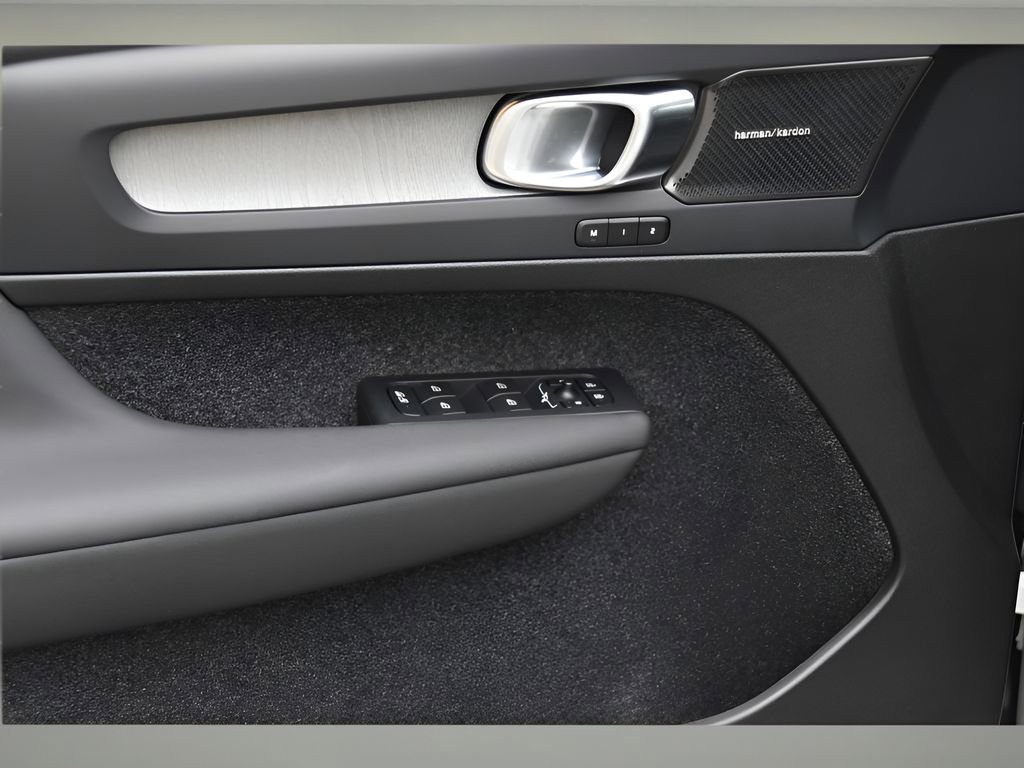 Certified 2025 Volvo XC40 B5 Ultra w/ Protection Package Premier image 21