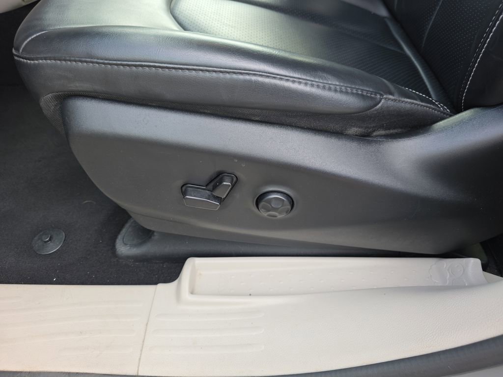 Used 2023 Chrysler Pacifica Touring-L image 13