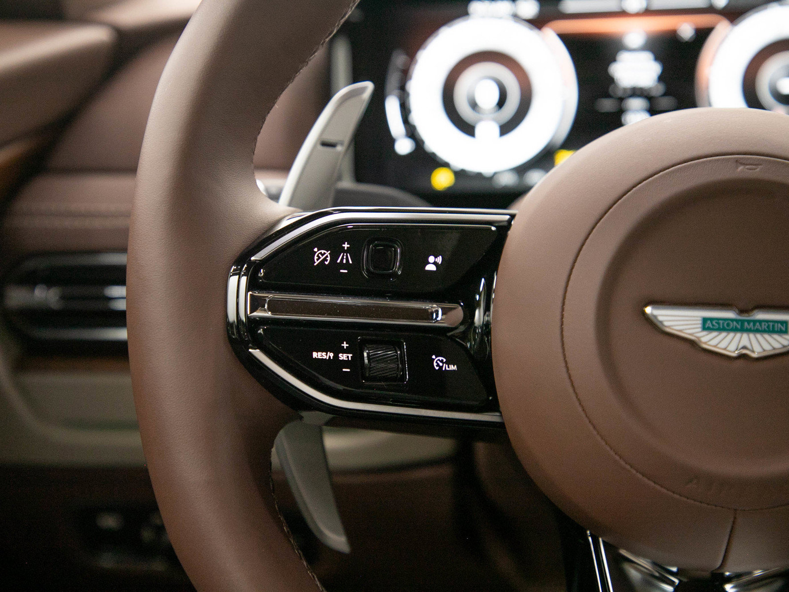 Used 2025 Aston Martin DB12 Coupe RWD image 18