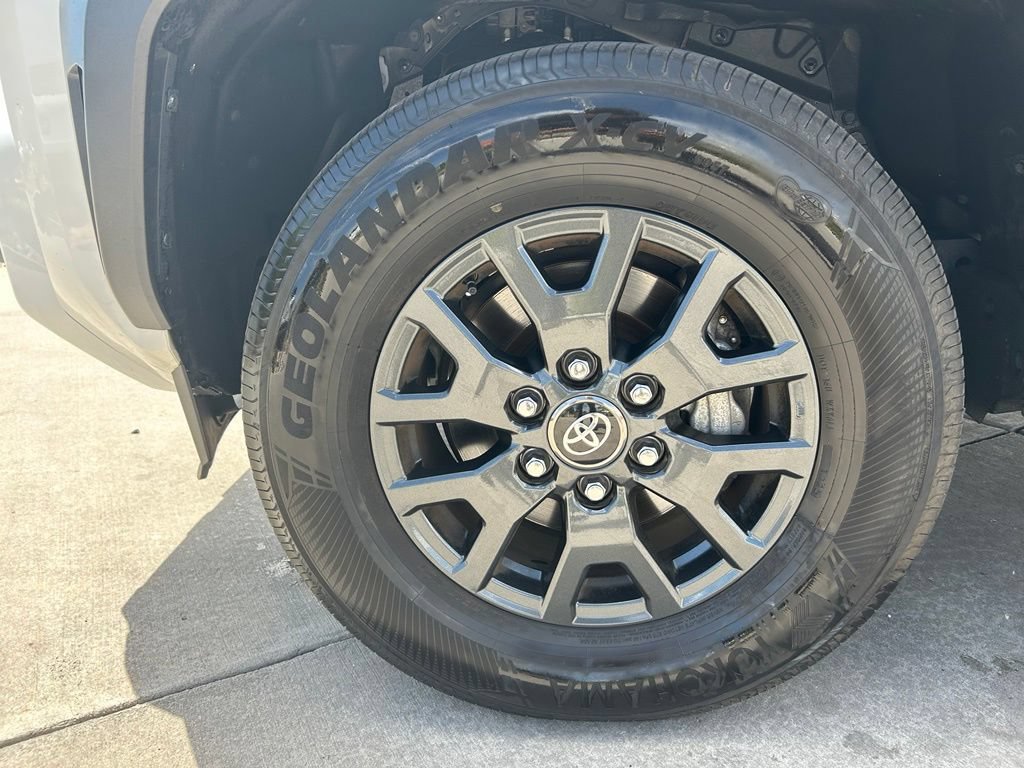 Used 2025 Toyota 4Runner SR5 AWD/4WD image 33