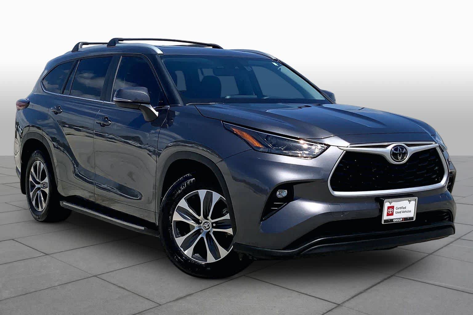 Used 2024 Toyota Highlander XLE FWD image 3