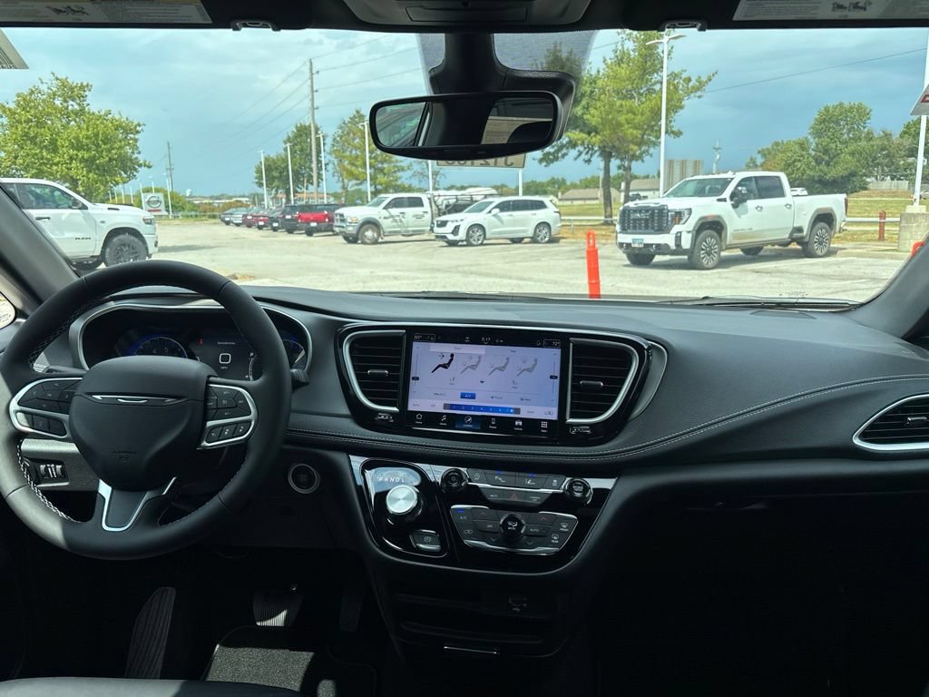 New 2027 Chrysler Pacifica Select FWD image 2