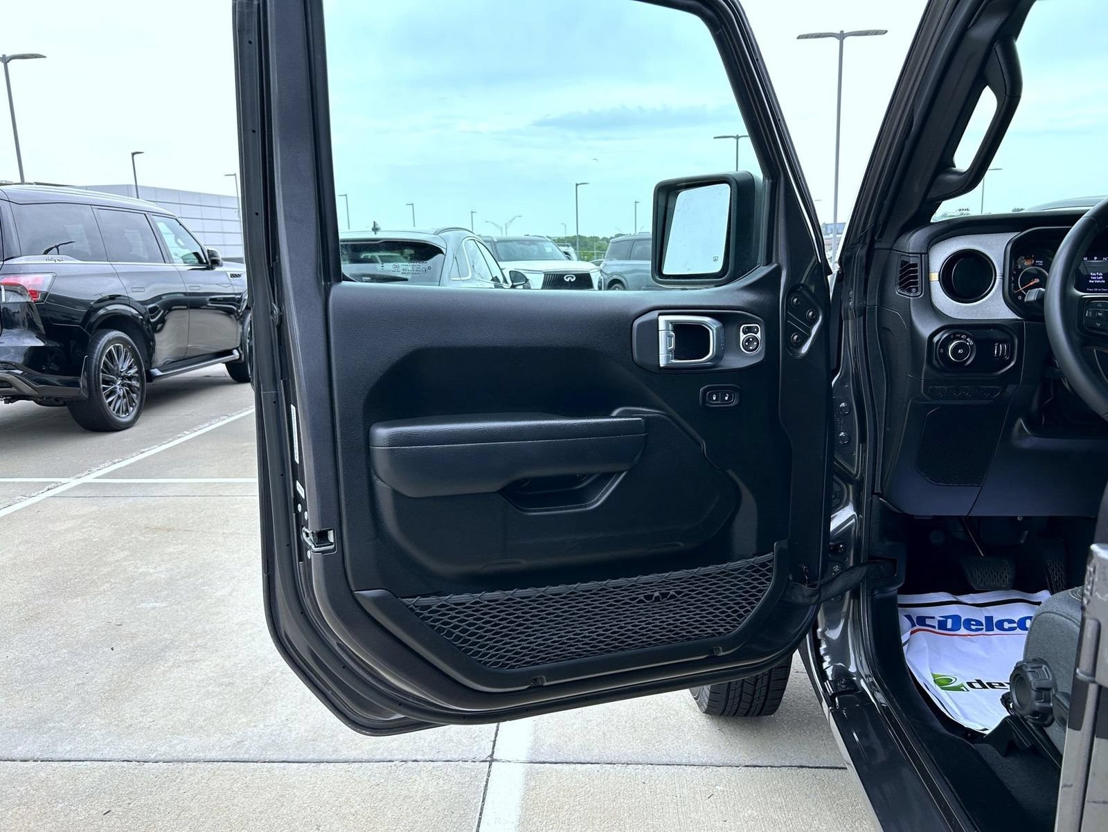 Used 2025 Jeep Wrangler Unlimited Sport AWD/4WD image 9