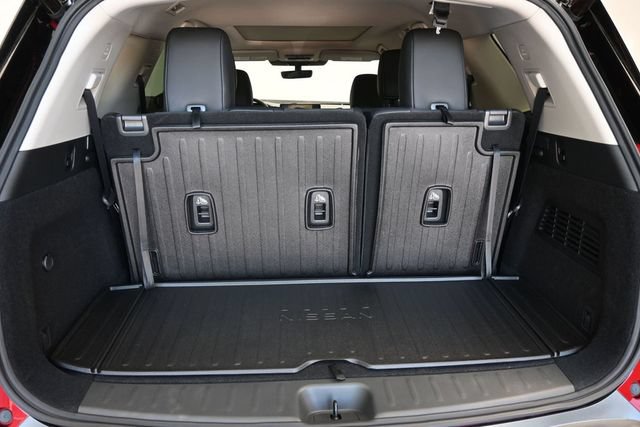 Used 2026 Nissan Pathfinder Platinum FWD image 16