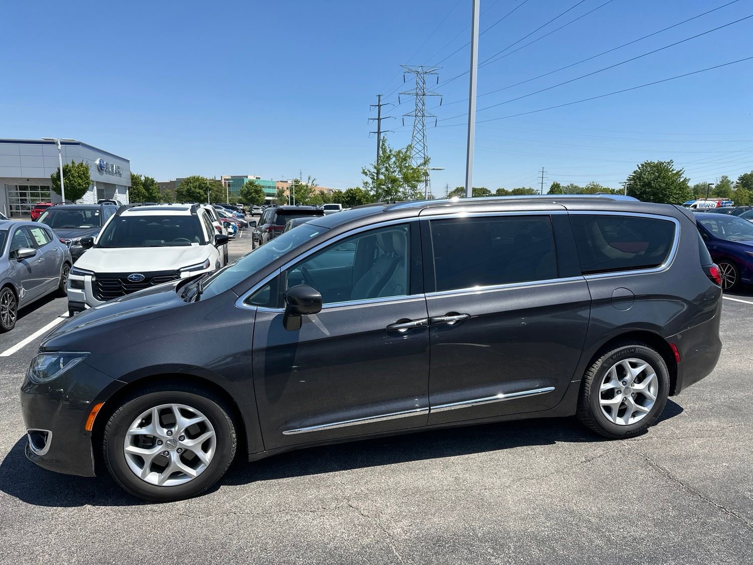 Used 2017 Chrysler Pacifica Touring-L Plus w/ Advanced Safetytec Group FWD image 6