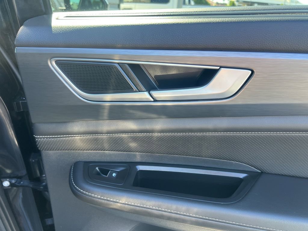 Used 2025 Volkswagen Atlas Cross Sport SE image 38