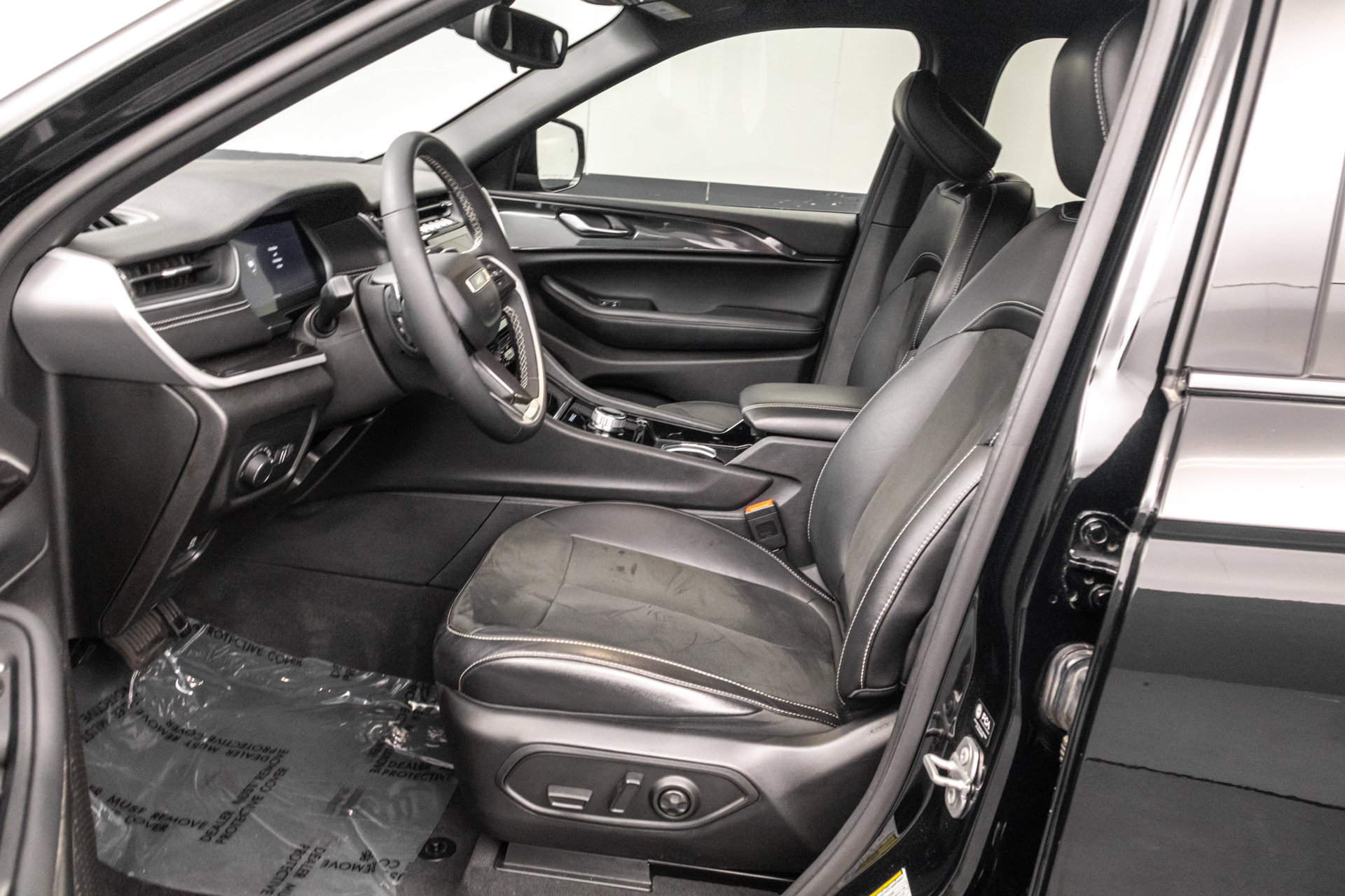 Used 2023 Jeep Grand Cherokee Altitude AWD/4WD image 6