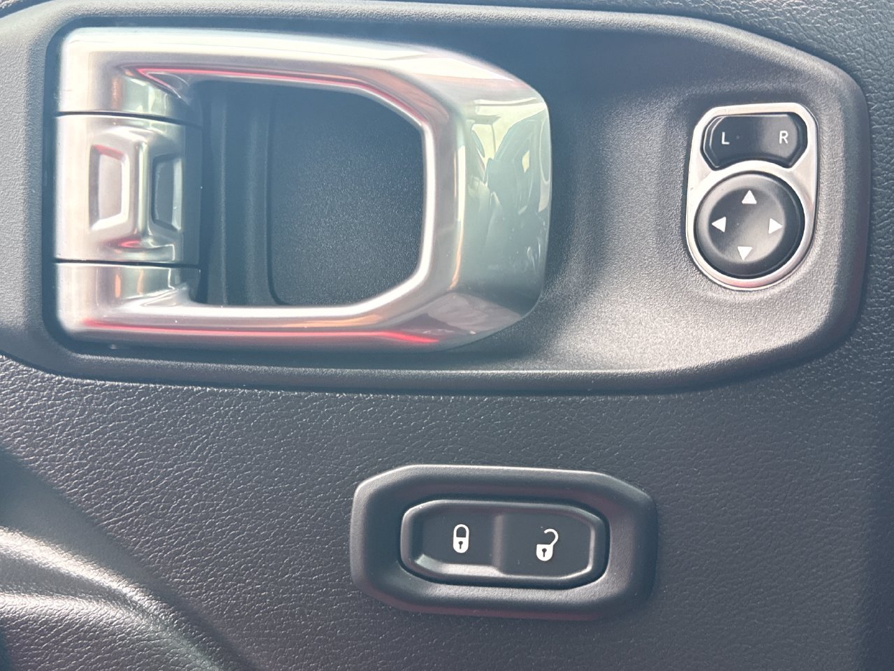 Used 2025 Jeep Wrangler Sport AWD/4WD image 28