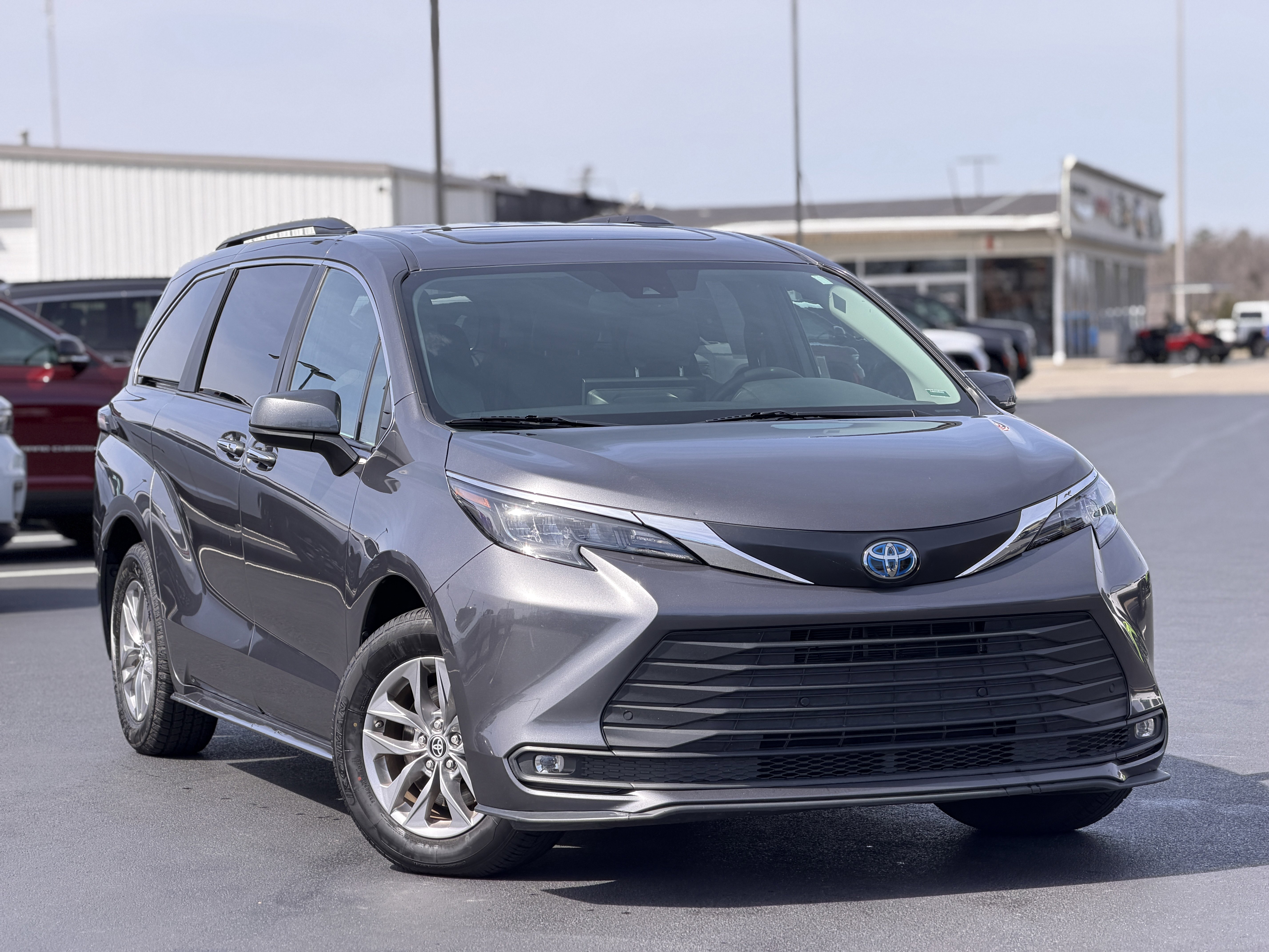 Used 2025 Toyota Sienna XLE FWD image 3