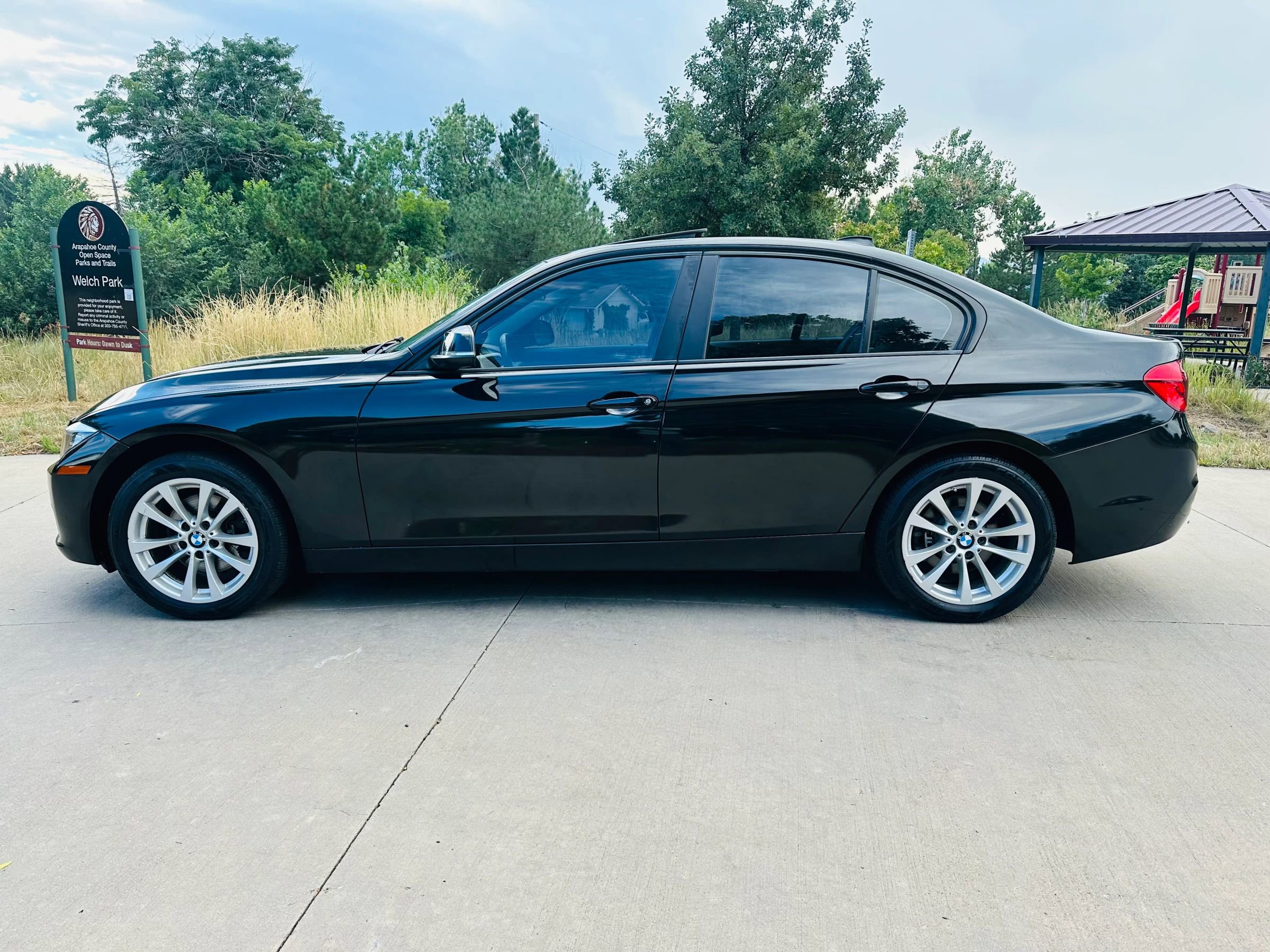 Used 2017 BMW 320i xDrive Sedan w/ Driver Assistance Package image 5