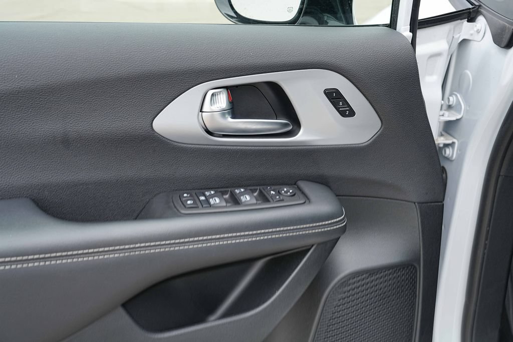Used 2025 Chrysler Pacifica Limited FWD image 26