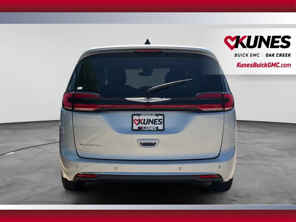 Used 2023 Chrysler Pacifica Touring-L FWD image 9